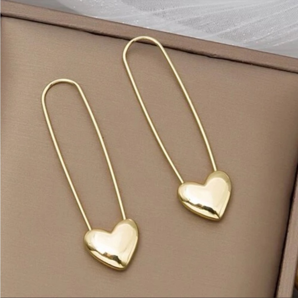 🆕 gold heart safety pin earrings - Picture 1 of 5